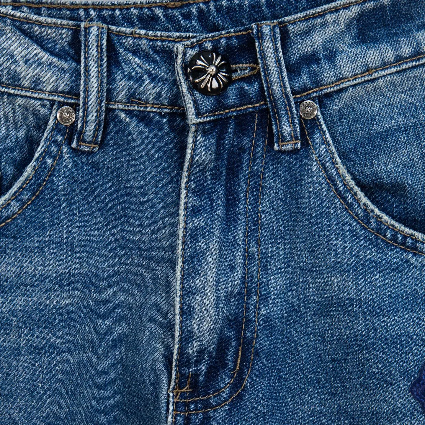 P260 Chrome Hearts micro-flared light blue multi-leather hot jeans. CH jeans need to be washed after the finished product, then disassembled and hand-stitched with sheepskin cross leather and then spliced ​​to complete. The whole piece has too many craftsmanship to explain. The patchwork cross pattern is embellished, and the high-waisted washed jeans! ! Absolutely high-end luxury products, god-level single products and super popular products, made with top heavy industry, a must-see magic weapon. Customized hardware. The fabric is thick and soft after washing. It has good breathability. Customized small leather label. Unique design. The details are simple and elegant, and the workmanship is exquisite. The entire trousers are neatly routed and the details are in place! It’s so cool that both men and women can easily control the genderless trend! Style number: 1796# Color: blue Size: 28 30 32 34 36
